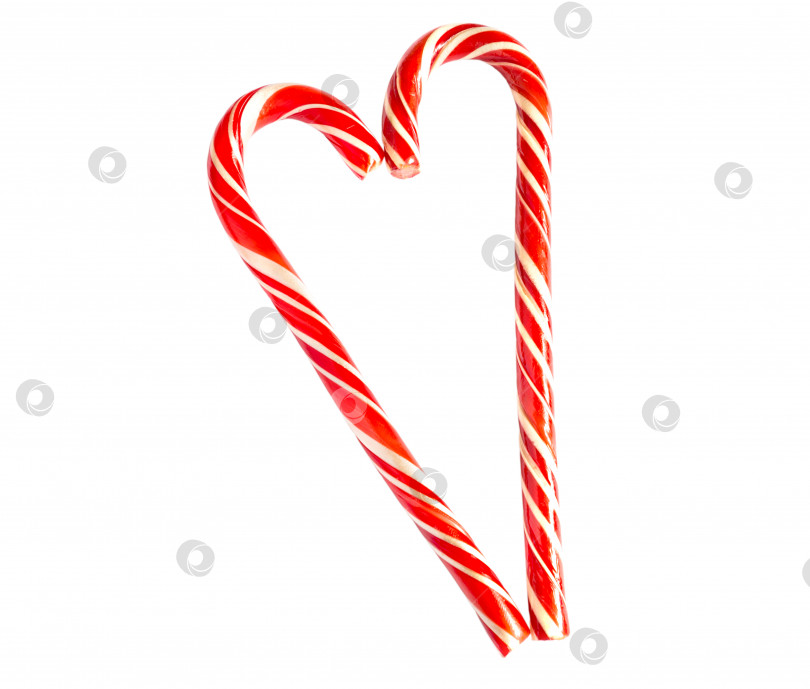 Скачать Две красные полосатые леденцовые палочки Санты сложены в форме сердца на белом фоне. Изолировать, обрамить. Рождество, новый год, День Святого Валентина, атмосфера зимнего праздника для влюбленных и любимых фотосток Ozero