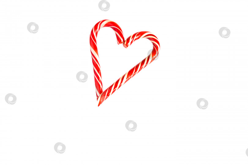 Скачать Две красные полосатые леденцовые палочки Санты сложены в форме сердца на белом фоне. Изолировать, обрамить. Рождество, новый год, День Святого Валентина, атмосфера зимнего праздника для влюбленных и любимых фотосток Ozero