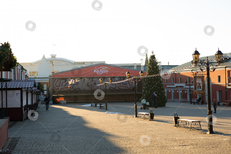 Скачать Калуга, Россия - 7 декабря 2020 года. Готовимся к празднику. Этот город является новогодней столицей России. Рождественская елка, украшение достопримечательностей-старый Торг, парк, площадь фотосток Ozero