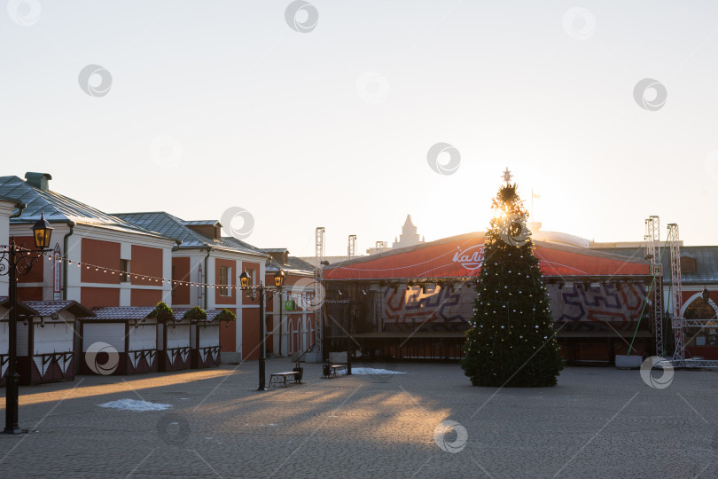 Скачать Калуга, Россия - 7 декабря 2020 года. Готовимся к празднику. Этот город является новогодней столицей России. Рождественская елка, украшение аттракционов-старый Торг, парк фотосток Ozero
