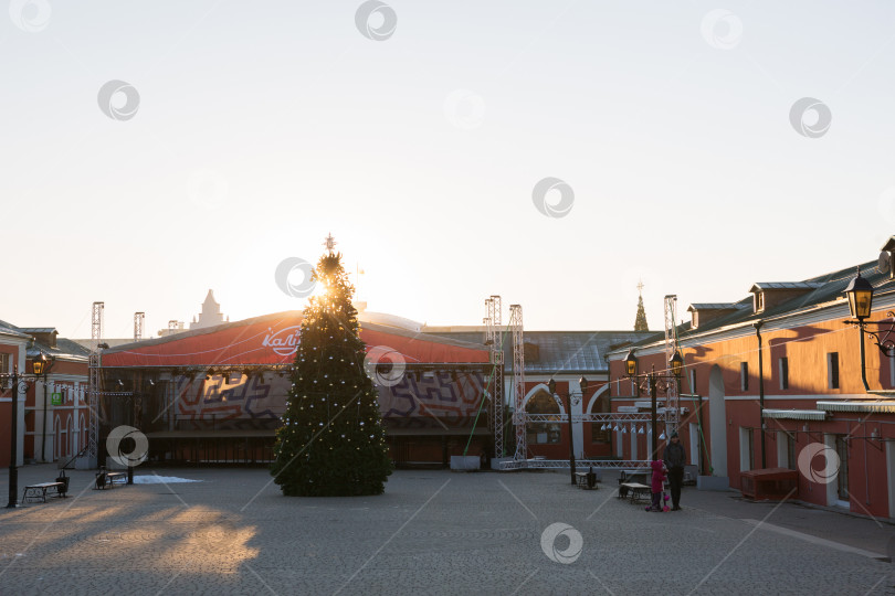 Скачать Калуга, Россия - 7 декабря 2020 года. Готовимся к празднику. Этот город является новогодней столицей России. Рождественская елка, украшение достопримечательностей-старый Торг, парк, площадь фотосток Ozero