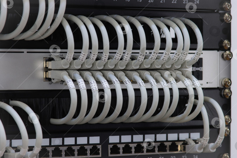 Скачать Коммутатор данных Ethernet для передачи информации расположен в телекоммуникационной стойке. фотосток Ozero