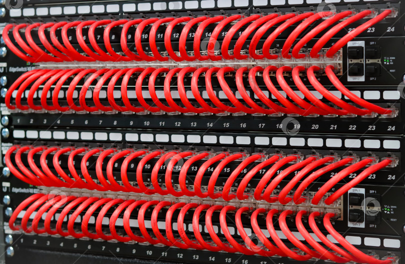 Скачать Коммутатор данных Ethernet для передачи информации расположен в телекоммуникационной стойке. фотосток Ozero