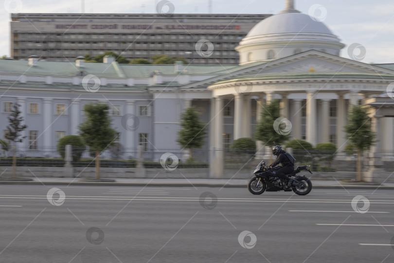 Скачать Мотоцикл мчится по Большой Сухаревской площади, Москва фотосток Ozero