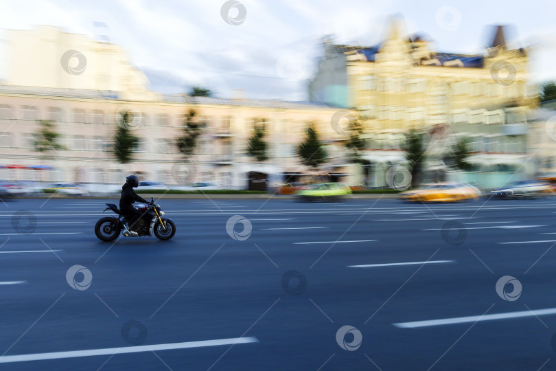Скачать Мотоциклист, Садовое кольцо, Москва фотосток Ozero