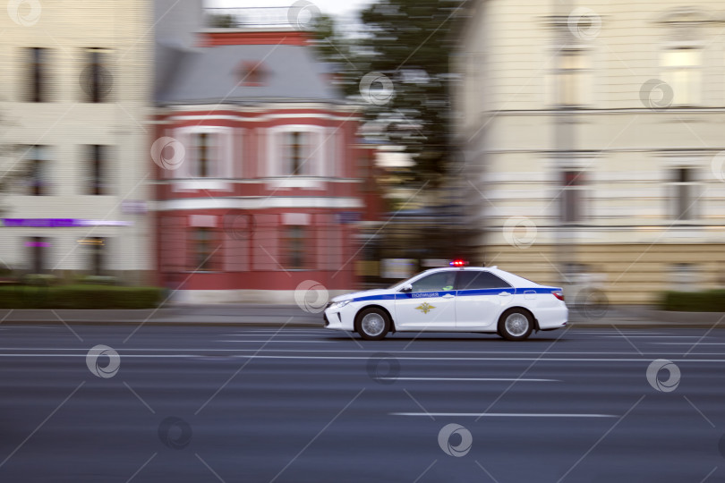 Скачать Автомобиль полиции быстро едет, Москва фотосток Ozero