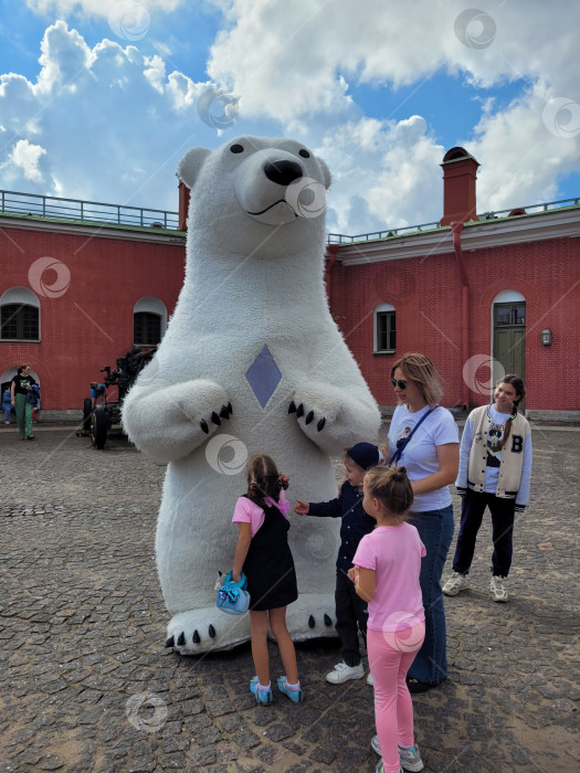 Скачать Полярный медведь развлекает гостей Арктического салона 2023 фотосток Ozero