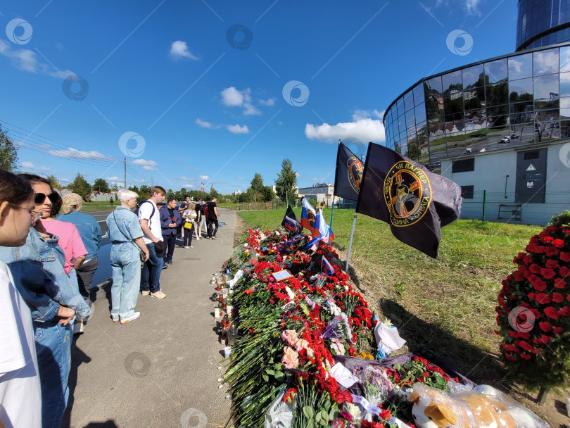 Скачать Люди несут цветы к "Вагнер-центру" почтить память погибших фотосток Ozero