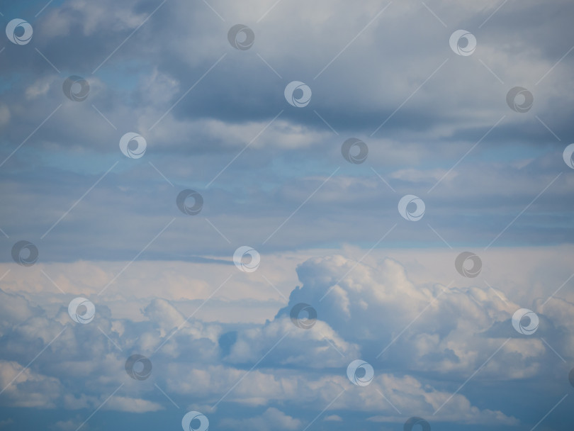 Скачать Сплошные кучевые облака на уровне глаз в голубом небе. Естественный фон неба или обои для рабочего стола фотосток Ozero