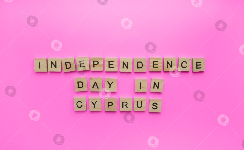 Скачать 1 октября, День независимости Кипра, минималистичный баннер с надписью деревянными буквами фотосток Ozero
