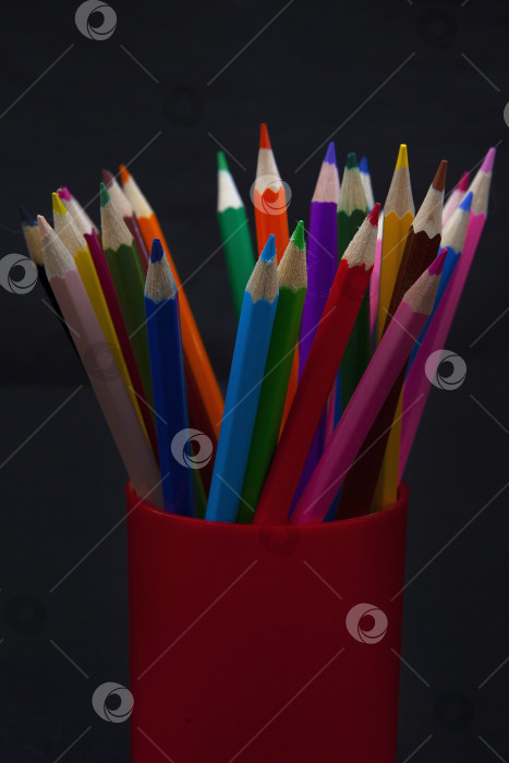 Скачать Цветные карандаши в пластиковом стакане. Черный фон фотосток Ozero
