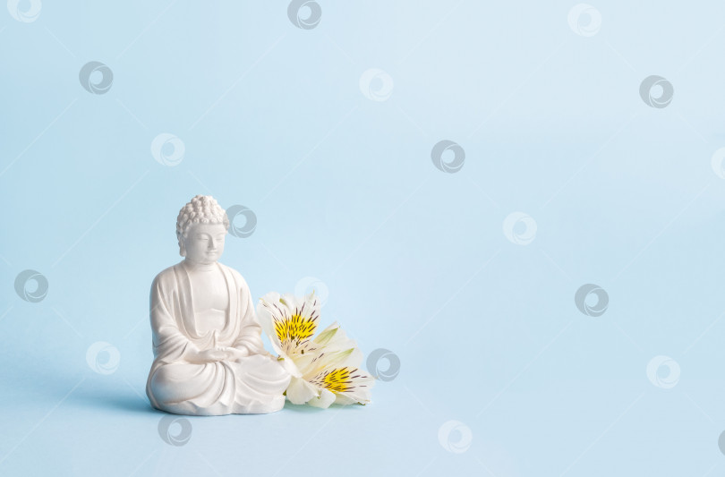 Скачать Ментальное здоровье и медитация. Фигурка Будды фотосток Ozero