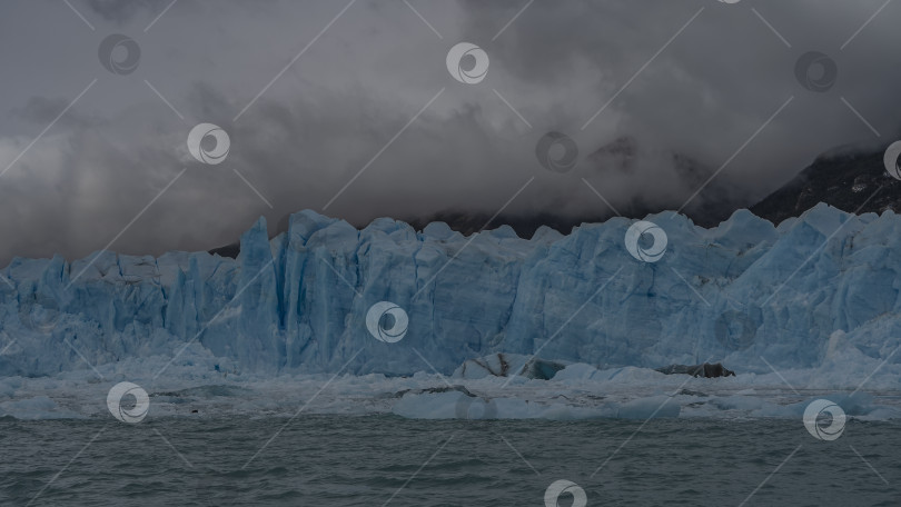 Скачать Стена из голубого льда с трещинами и острыми шипами фотосток Ozero