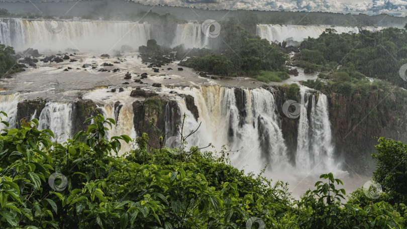 Скачать Красивые каскады водопадов ниспадают с уступов. фотосток Ozero