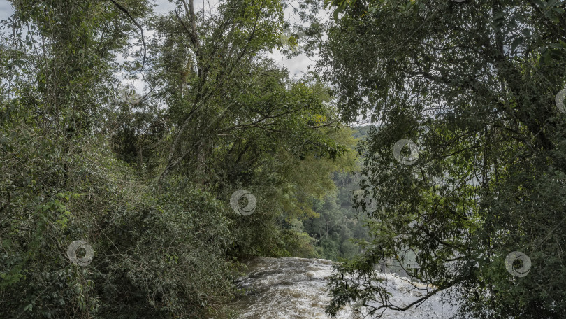 Скачать Струя воды падает с края выступа в пропасть. фотосток Ozero