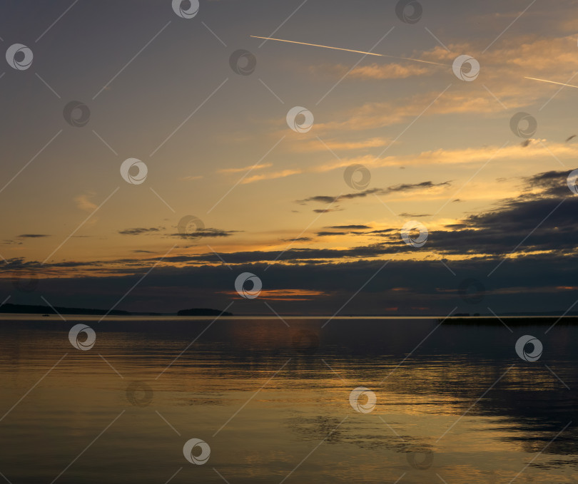 Скачать природный ландшафт, белая ночь над широким северным озером фотосток Ozero