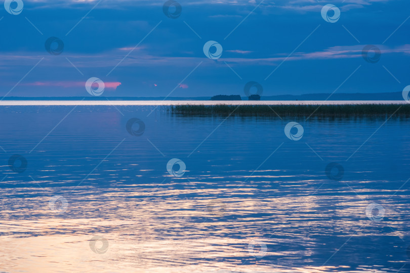 Скачать природный ландшафт, белая ночь над широким северным озером фотосток Ozero