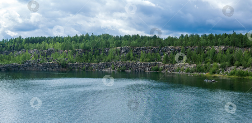 Скачать пейзаж с чистым озером на месте старого каменного карьера фотосток Ozero