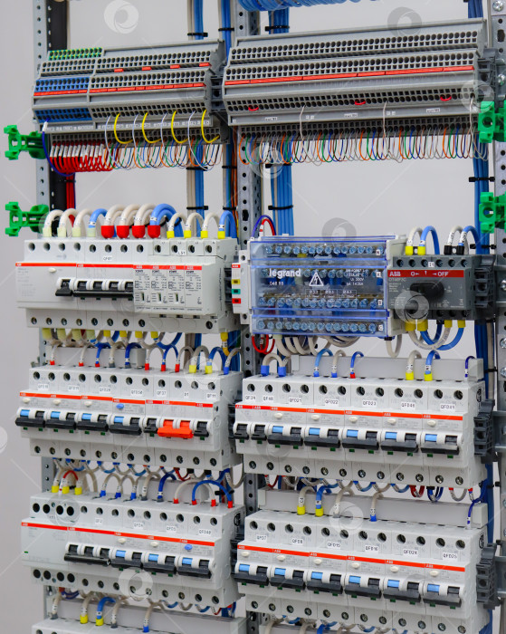 Скачать Электрический распределительный щит для организации электроснабжения и защиты электрических нагрузок. фотосток Ozero
