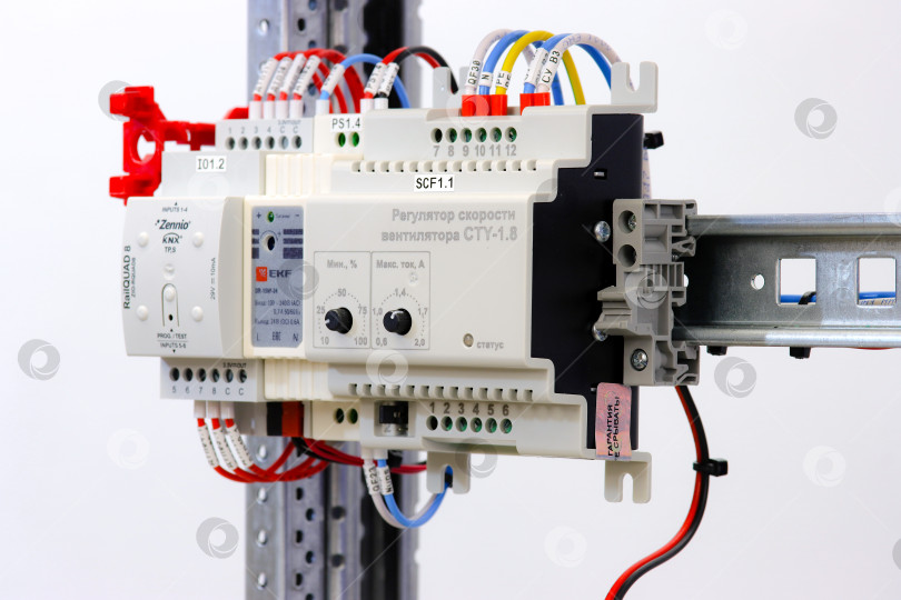 Скачать Модуль управления скоростью вращения вентилятора установлен на din-рейке в электрическом распределительном щите. фотосток Ozero