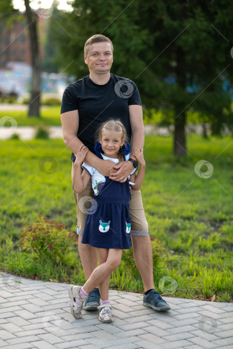 Скачать Папа и маленькая дочка гуляют в парке, концепция Дня отца фотосток Ozero