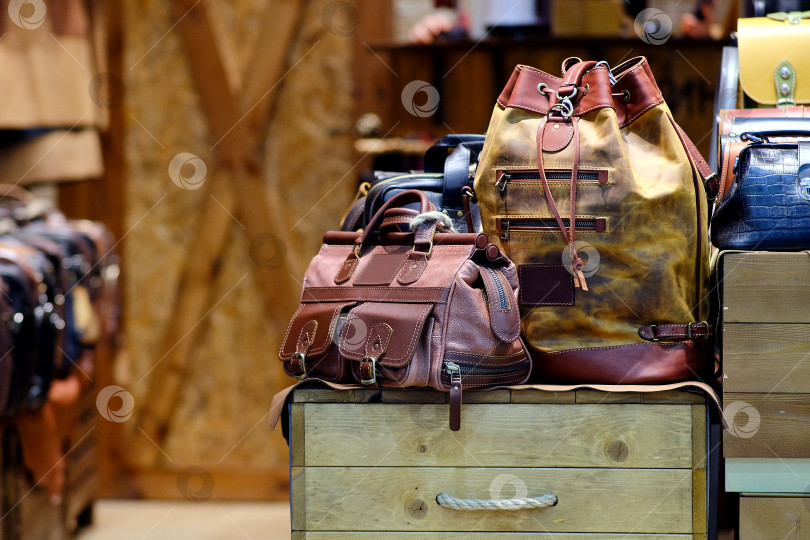 Скачать Мужские аксессуары с коричневыми кожаными сумками на деревянном столе на фоне стены фотосток Ozero