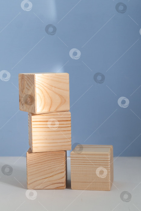 Скачать Пустые деревянные кубики на светло-голубом фоне фотосток Ozero