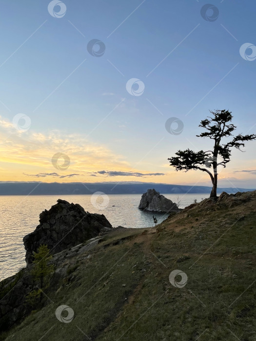 Скачать Скала Шаманка на острове Ольхон на закате, озеро Байкал, Россия фотосток Ozero