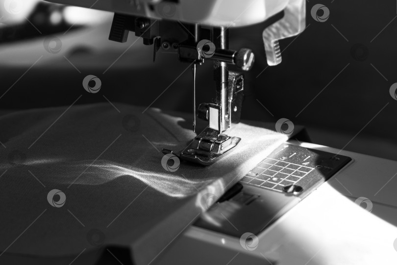 Скачать вид швейной машины крупным планом при естественном солнечном свете фотосток Ozero