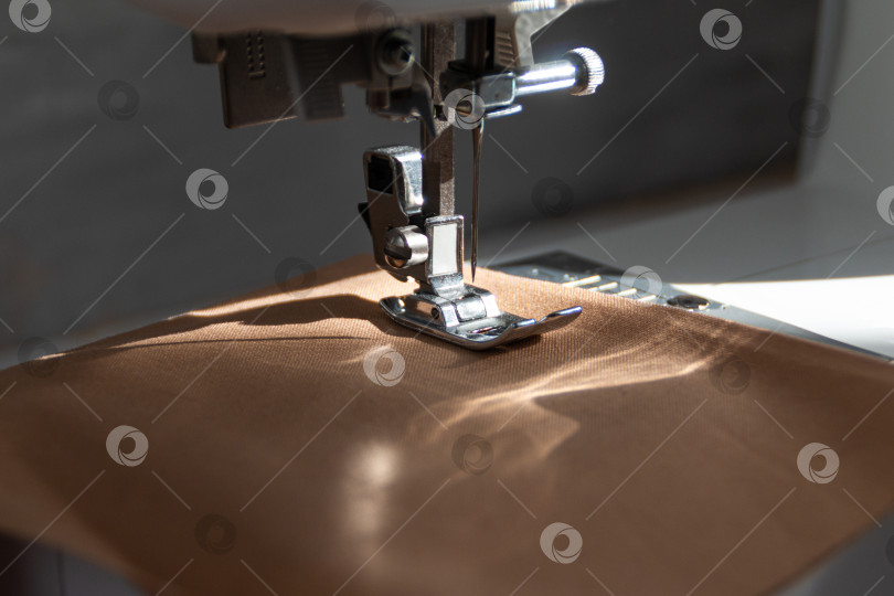 Скачать швейная машина крупным планом при естественном солнечном свете фотосток Ozero