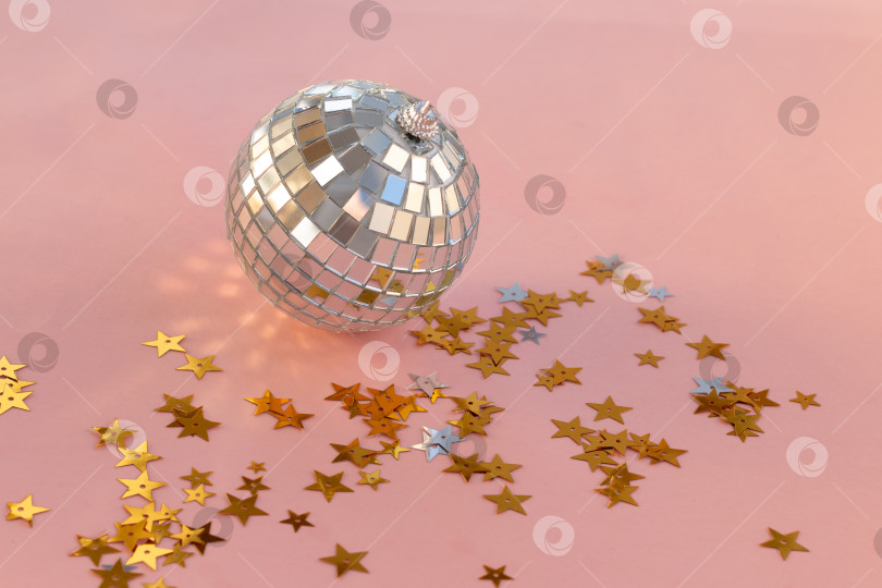 Скачать Серебристый монохромный диско-шар с блестящими звездами конфетти фотосток Ozero