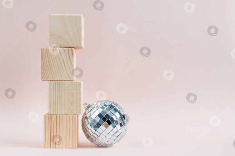 Скачать Деревянные кубики пирамида и светящийся диско-шар фотосток Ozero