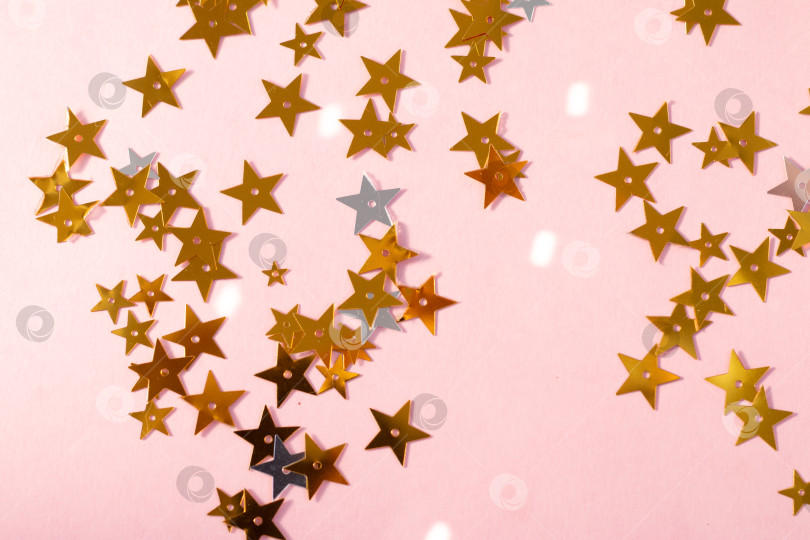 Скачать золотое конфетти на розовом фоне, шаблон поздравительной открытки фотосток Ozero