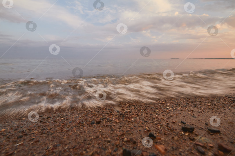 Скачать скалы на речном пляже с размытым движением волн фотосток Ozero