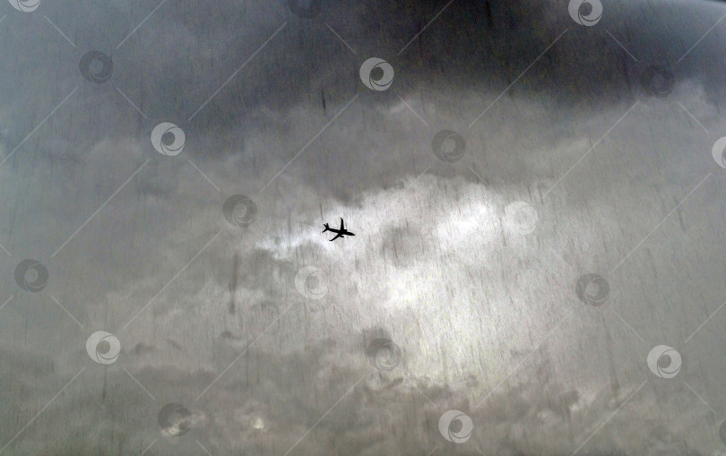 Скачать Самолет летит в дождь фотосток Ozero