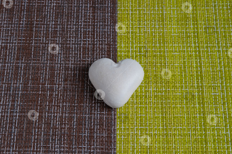 Скачать Heart shaped gingerbread on the table. фотосток Ozero