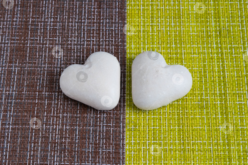 Скачать Two heart-shaped gingerbread cookies on a table. фотосток Ozero