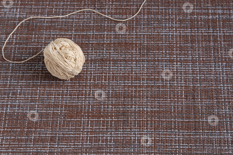 Скачать A ball with thick threads on the table. фотосток Ozero