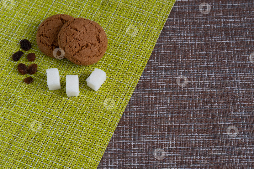 Скачать Cookies, sugar and raisins on the table. фотосток Ozero