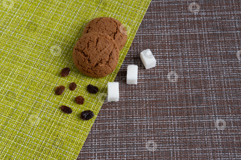 Скачать Cookies, sugar and raisins on the table. фотосток Ozero
