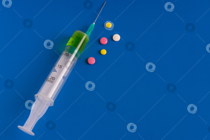 Скачать Syringe with vaccine and pills. фотосток Ozero