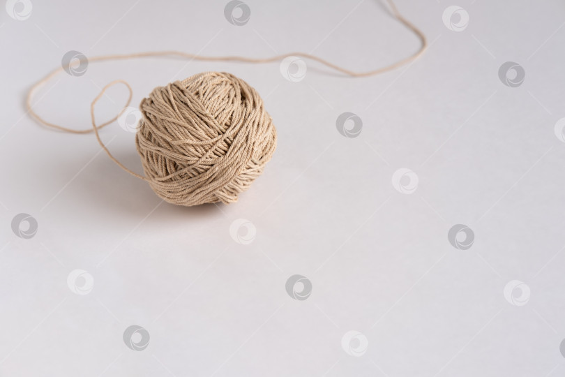 Скачать Skein with thick threads on a white background. фотосток Ozero