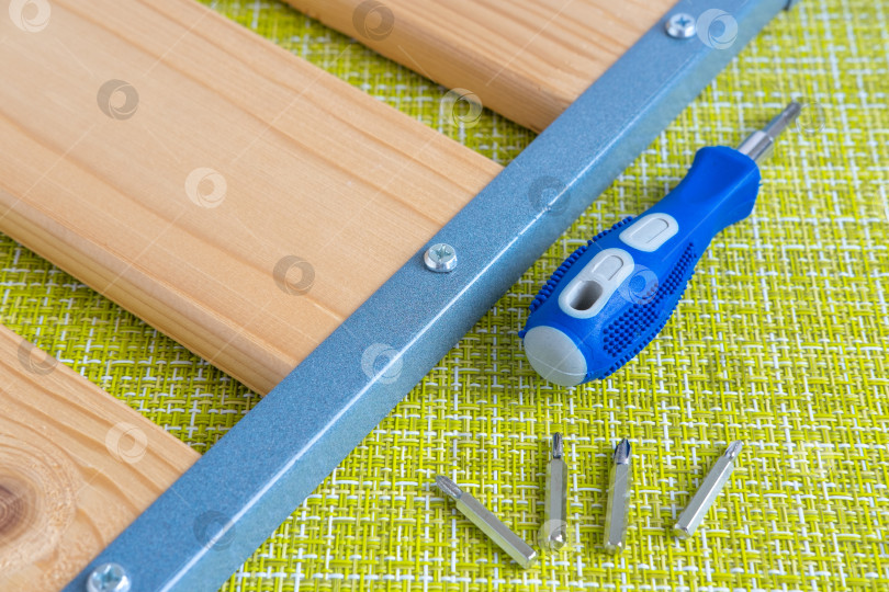 Скачать Boards and screwdriver on a green background. фотосток Ozero