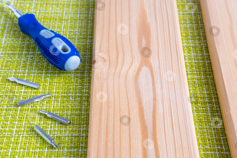 Скачать Boards and screwdriver on a green background. фотосток Ozero