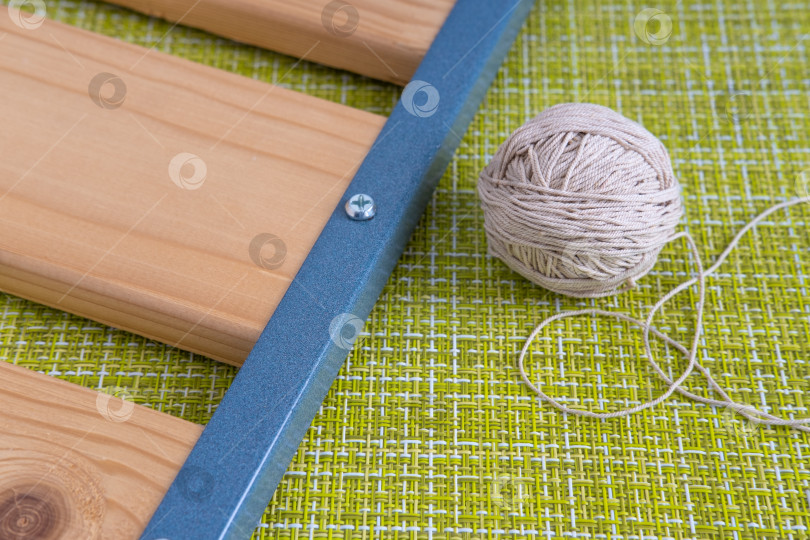 Скачать Boards and threads on a green background. фотосток Ozero