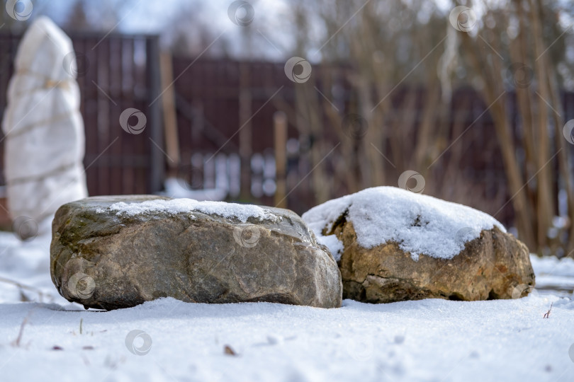 Скачать Камни в снегу. фотосток Ozero