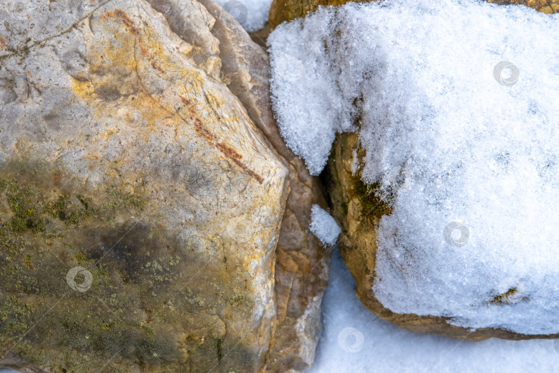 Скачать Камни в снегу. фотосток Ozero