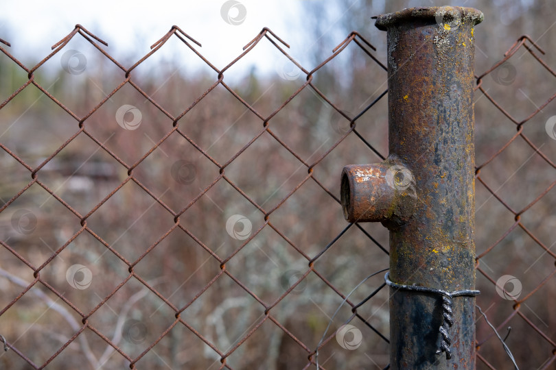 Скачать Старый металлический забор. фотосток Ozero