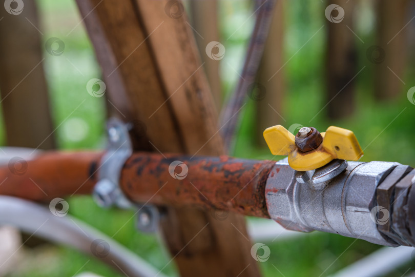 Скачать Водопроводная труба с краном. фотосток Ozero