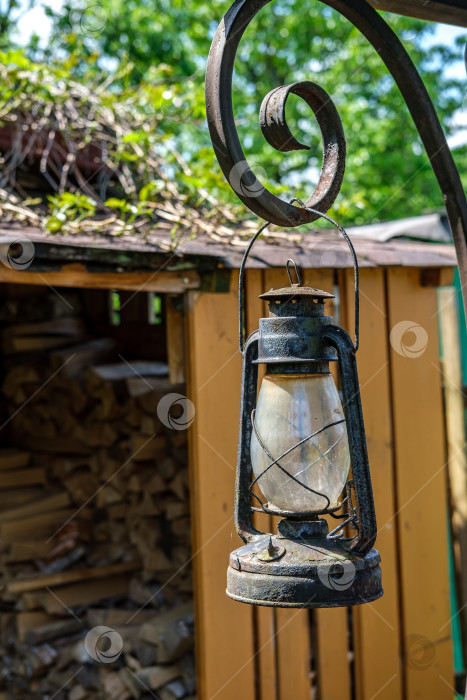 Скачать Старая ржавая керосиновая лампа. фотосток Ozero